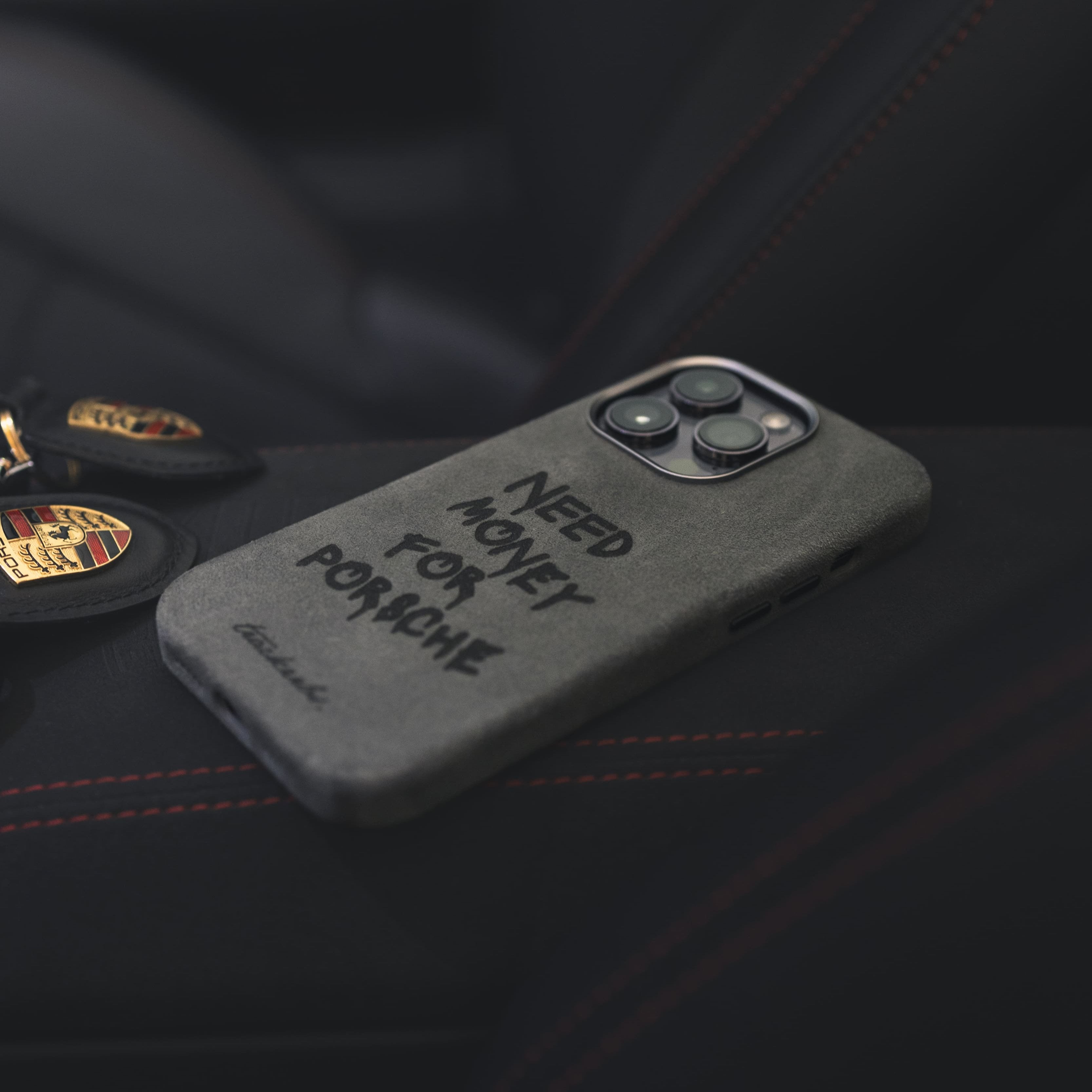 Coque en Alcantara® "Need Money For Porsche"